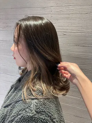 ミディアム カラー サキ🤍ハイトーン 🩰くびれ巻きヘアのヘアスタイル