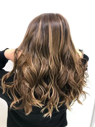 セミロング 白髪ぼかしハイライト めさきすずなのヘアスタイル