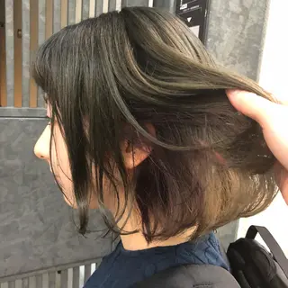 ミディアム カラー ウルフカット／吉村 桃子のヘアスタイル