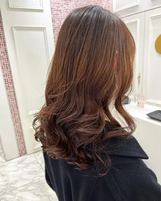 セミロング パーマ 波巻きウェーブ 韓国風パーマ 纐纈のヘアスタイル