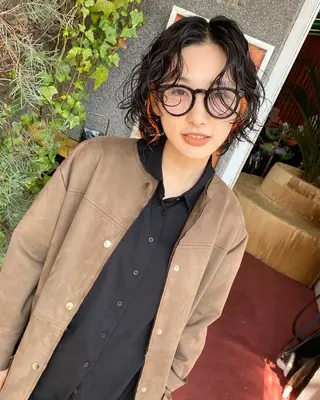 ショート カラー qiie リタッチ 黒染め　ワンカラーのヘアスタイル