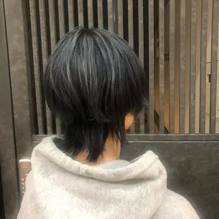 ショート カラー ウルフカット／吉村 桃子のヘアスタイル