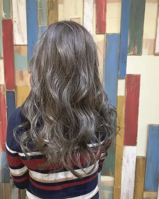 セミロング 嶋村夏実🌼レイヤー 🌸白髪ぼかしのヘアスタイル