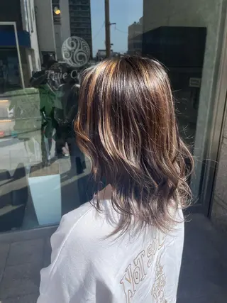 ミディアム ハイトーン ／ レイヤー/吉田陸斗のヘアスタイル