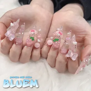 ネイル BLUEM なな🐶のネイルデザイン