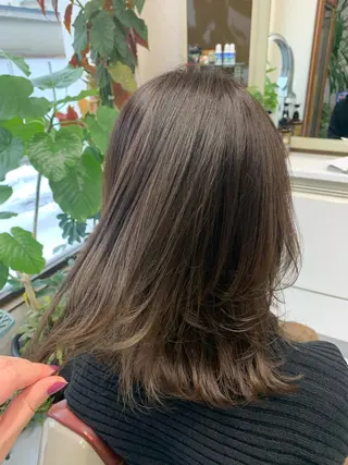セミロング カラー ストウ ナナエのヘアスタイル
