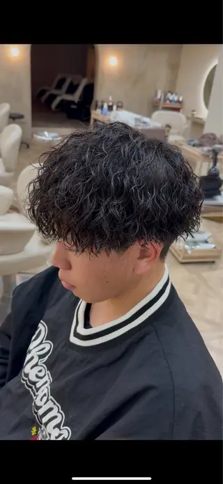 パーマ メンズ MEN‘S HAIR BLEACHi塩釜口所属・市原亮/塩釜口/ ツイスパ/波巻きのヘアスタイル