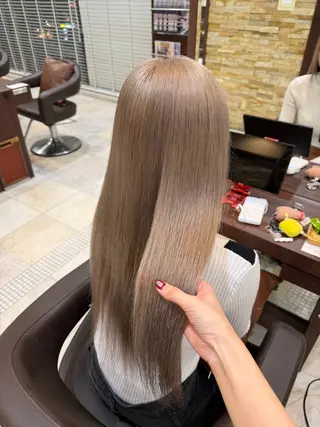 ロング 池田凛/ ハイトーンカラーのヘアスタイル