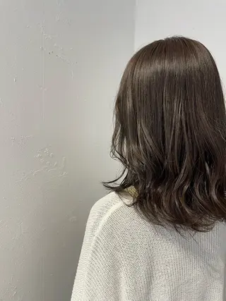 ミディアム カラー ヘアアレンジ mina / 透明感ベージュカラーのヘアスタイル