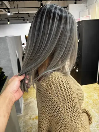 セミロング 心斎橋/海外レイヤー 募集中三好玲奈のヘアスタイル