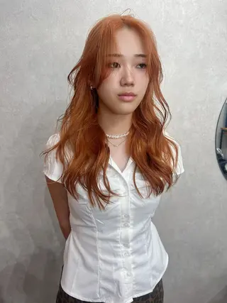 セミロング YUI ハイトーンカラーのヘアスタイル