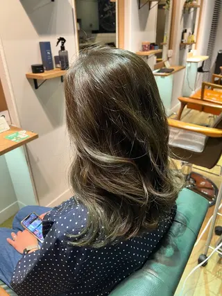 ロング カラー ツキダテ ユイのヘアスタイル