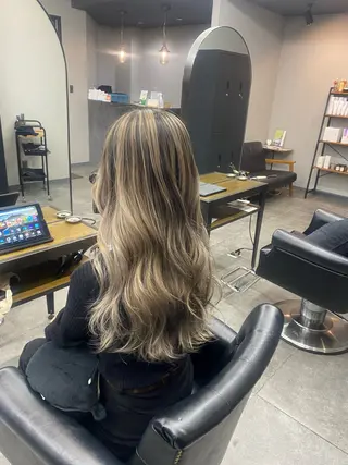 ロング maco 艶感ハイトーン🦋のヘアスタイル