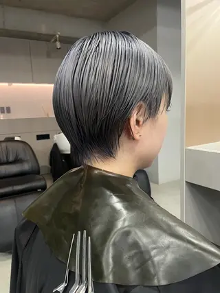 ショート カラー 曲がる縮毛矯正 センターパートのヘアスタイル