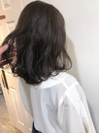 ミディアム カラー MIOベージュカラー 柔らかいカラーのヘアスタイル