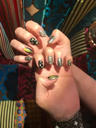 ネイル キラキラ オメメのネイルデザイン