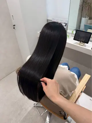 ロング カラー SLASHスラッシュ 小西結奈のヘアスタイル