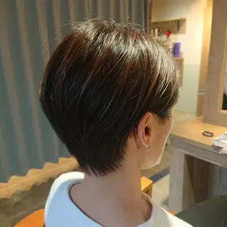 ショート カラー alushe 岡 陽子のヘアスタイル