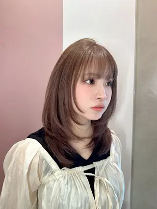 ミディアム レイヤーカット 透明感カラーのヘアスタイル