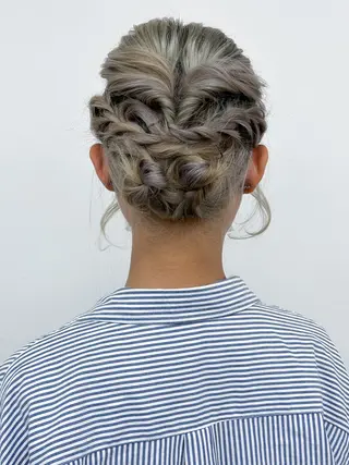 ミディアム ヘアアレンジ 山之内匠/艶カラー/ ハイトーン/ブリーチのヘアスタイル