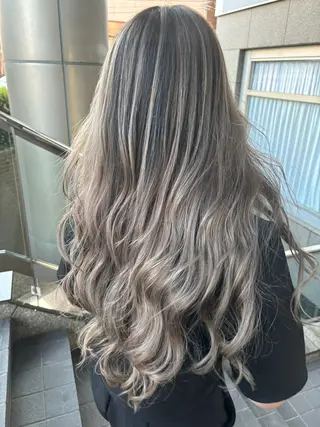 ロング アブアイ所属・🌈艶髪ハイトーン SENAのヘアスタイル