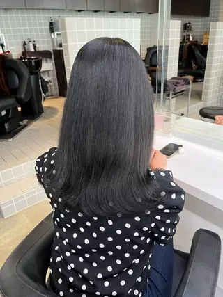 セミロング 寒色＆ブリーチ特化 寒色MiOのヘアスタイル