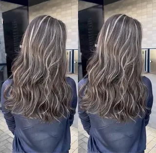 ロング ハイトーン ハイライ ト バレイヤージュのヘアスタイル