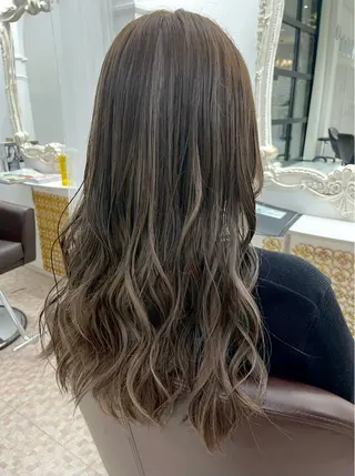 ロング カラー Queen's gate 昭和Palace所属・🩵 青木萌華 🩵 髪質改善・髪色改善のヘアスタイル