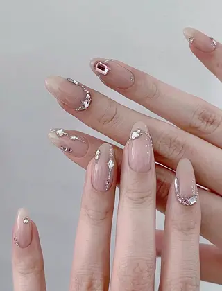 ネイル RAFFINE 月🦋🩵のネイルデザイン