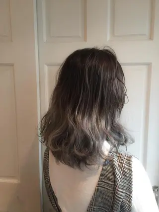 ミディアム カラー ホワイト&レイヤーカ ットエクステ長畠俊輔のヘアスタイル