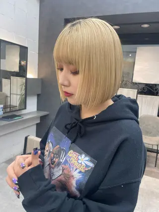 ショート カラー 青髪特化🩵ブリーチ ハッシュカットのヘアスタイル