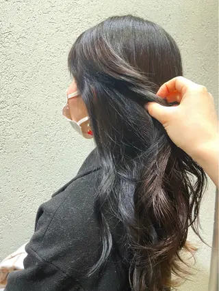 ロング カラー ノイシキ サキのヘアスタイル