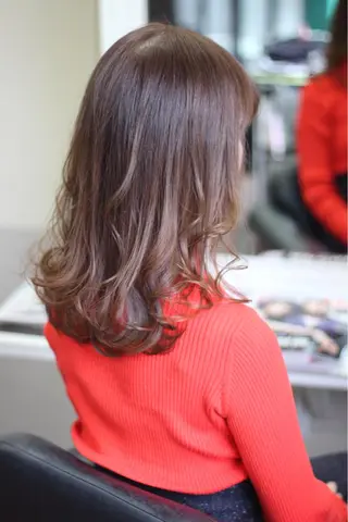 セミロング カラー パーマ 成松 勇治のヘアスタイル