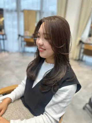 セミロング VIEWユリナ メイク/ カットのヘアスタイル