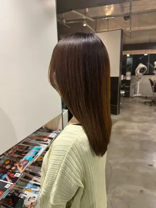 セミロング タツキ／レイヤー／ パーマ／艶カラーのヘアスタイル