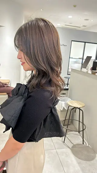 ミディアム カラー オリーブベージュ/ ブリーチなし透明感のヘアスタイル