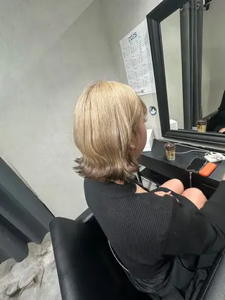 ショート 奥本 侑 ハイトーン、髪質改善のヘアスタイル