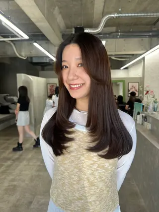 ミディアム miloc MOMOKAのヘアスタイル