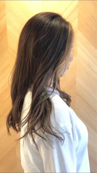 ロング カラー MIA スタイリストのヘアスタイル
