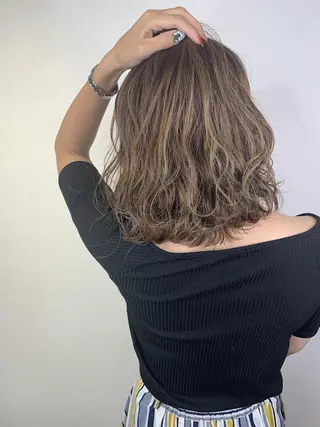 ミディアム ＿WHITE鳳店 アンダーバーホワイトのヘアスタイル