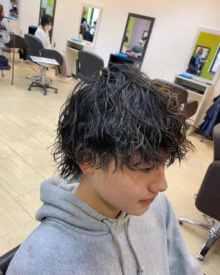 三ノ宮フェザーパーマ 蕃本 啓利のヘアスタイル