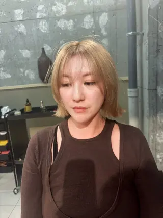 ショート DIALL HOUSE所属・艶ブリーチカラー 美髪ストレートのヘアスタイル