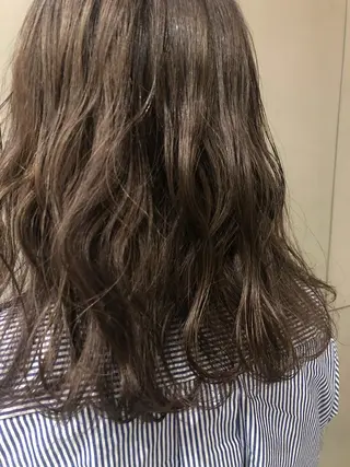 ミディアム カラー 古屋 花織のヘアスタイル