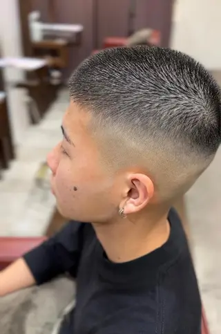 ショート アイブロウ アダチ コウスケのヘアスタイル