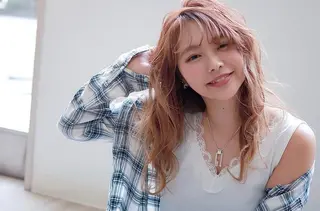 ロング メンズバレイヤージュ 斉藤春のヘアスタイル