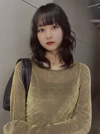 ミディアム GEM YURI ハイトーンカラーのヘアスタイル