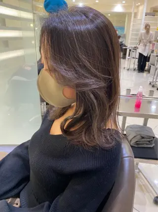 ミディアム 赤みオフの透明感職人 /ケア重視の美髪施術のヘアスタイル
