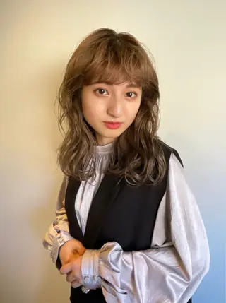 ミディアム カラー MIU/ルーツカラー 顔まわりレイヤーのヘアスタイル