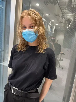 ミディアム パーマ ウルフカット／吉村 桃子のヘアスタイル