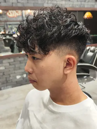 ショート パーマ メンズ FourCornersCutShop3/cent栄フェード刈り上げメンズ専門所属・フェード/パーマ☀ 安部佑希のヘアスタイル